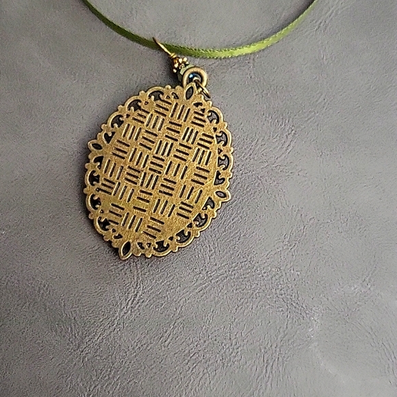 Beautiful hunter Green Cameo necklace with bronze backing and luxurious design - Picture 3 of 4